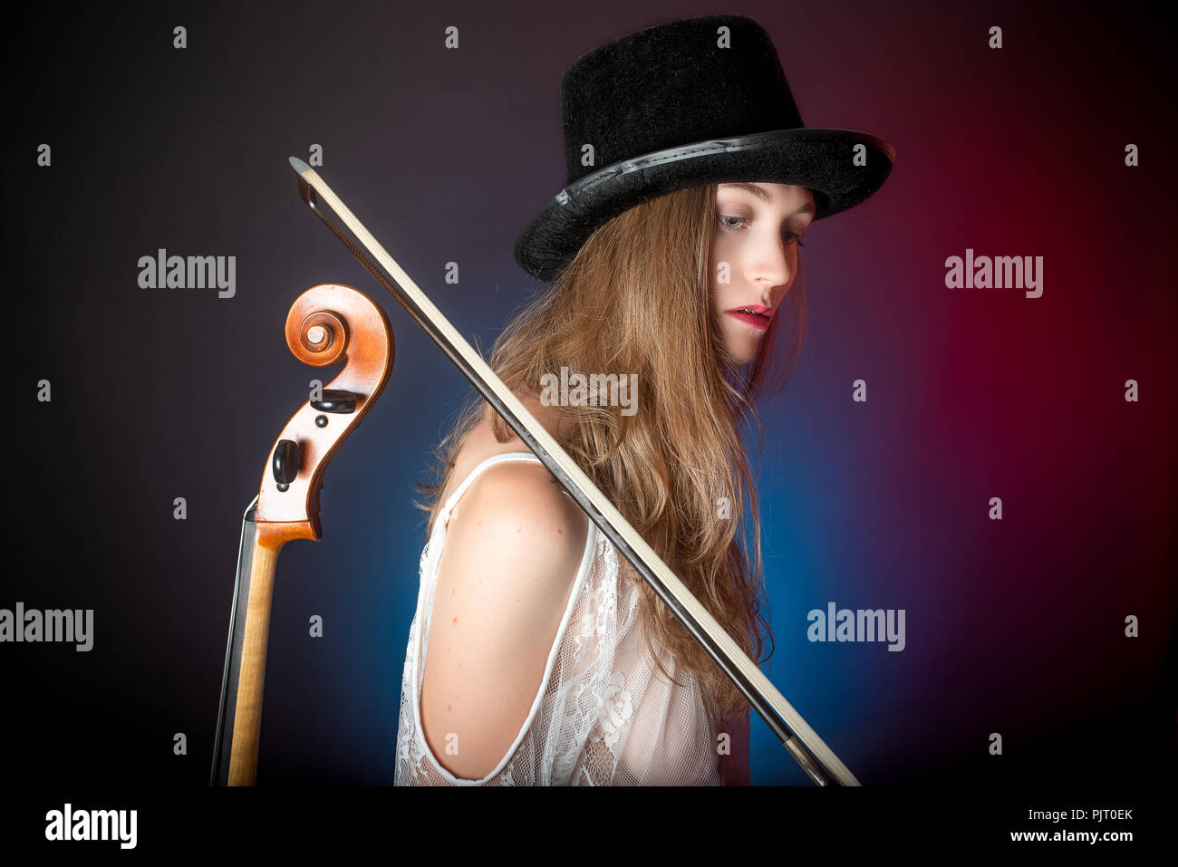 Une femme blonde est dos à dos avec son violoncelle Banque D'Images