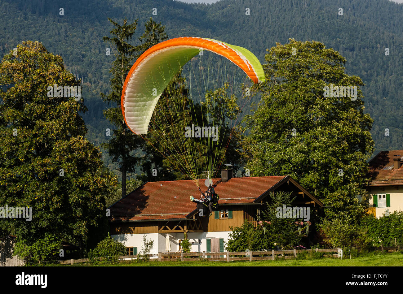 Le parapente est une des plus impressionnantes adventure sports pratiqués aujourd'hui. La vue panoramique s'parachute une expérience d'une vie. Banque D'Images