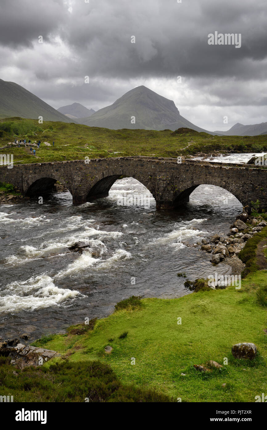 Sligachan Vieux Pont de pierre sur la rivière Sligachan avec Marsco sommet de montagnes Cuillin rouges après une tempête Île de Skye Scotland UK Banque D'Images