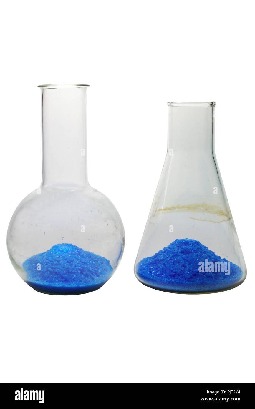 Verrerie de laboratoire pour la titration et d'ébullition, avec le vitriol bleu. isolated on white with clipping path Banque D'Images