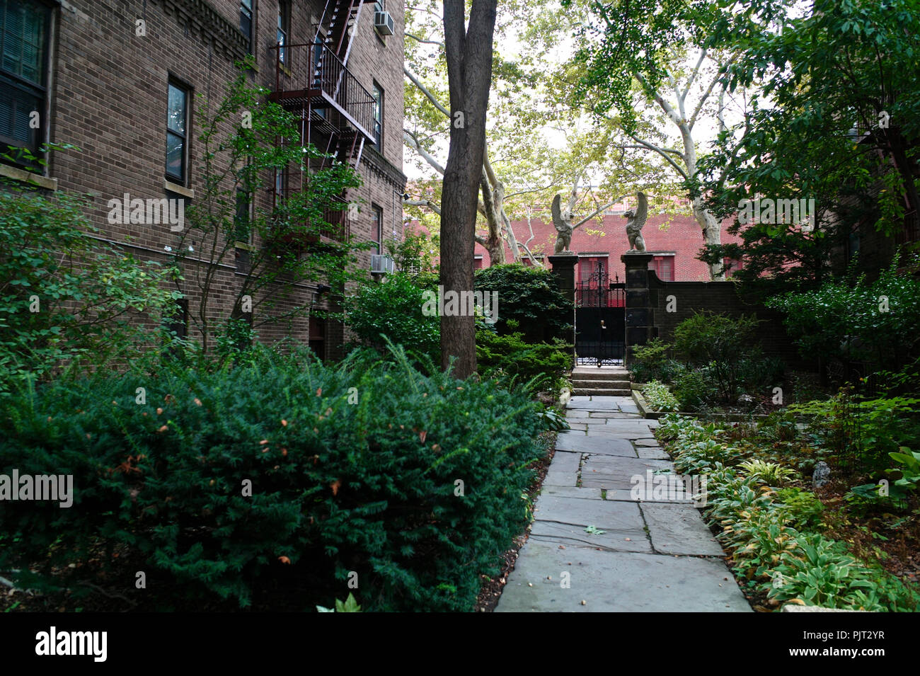 Vue sur le jardin paysager et ses deux griffons de pierre l'écaillage des portes de fer menant à l'entrée.Les Tours a été construit en 1923-1925 aux dessins et modèles par Banque D'Images