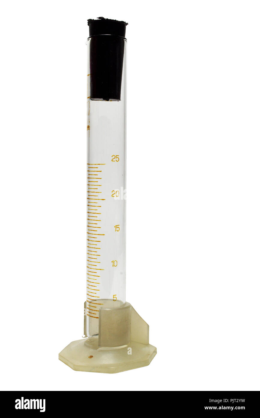 Cylindre de mesure en verre gradué, avec bouchon en caoutchouc conique noir, laboratoire de support en plastique blanc isolé sur fond blanc. Banque D'Images