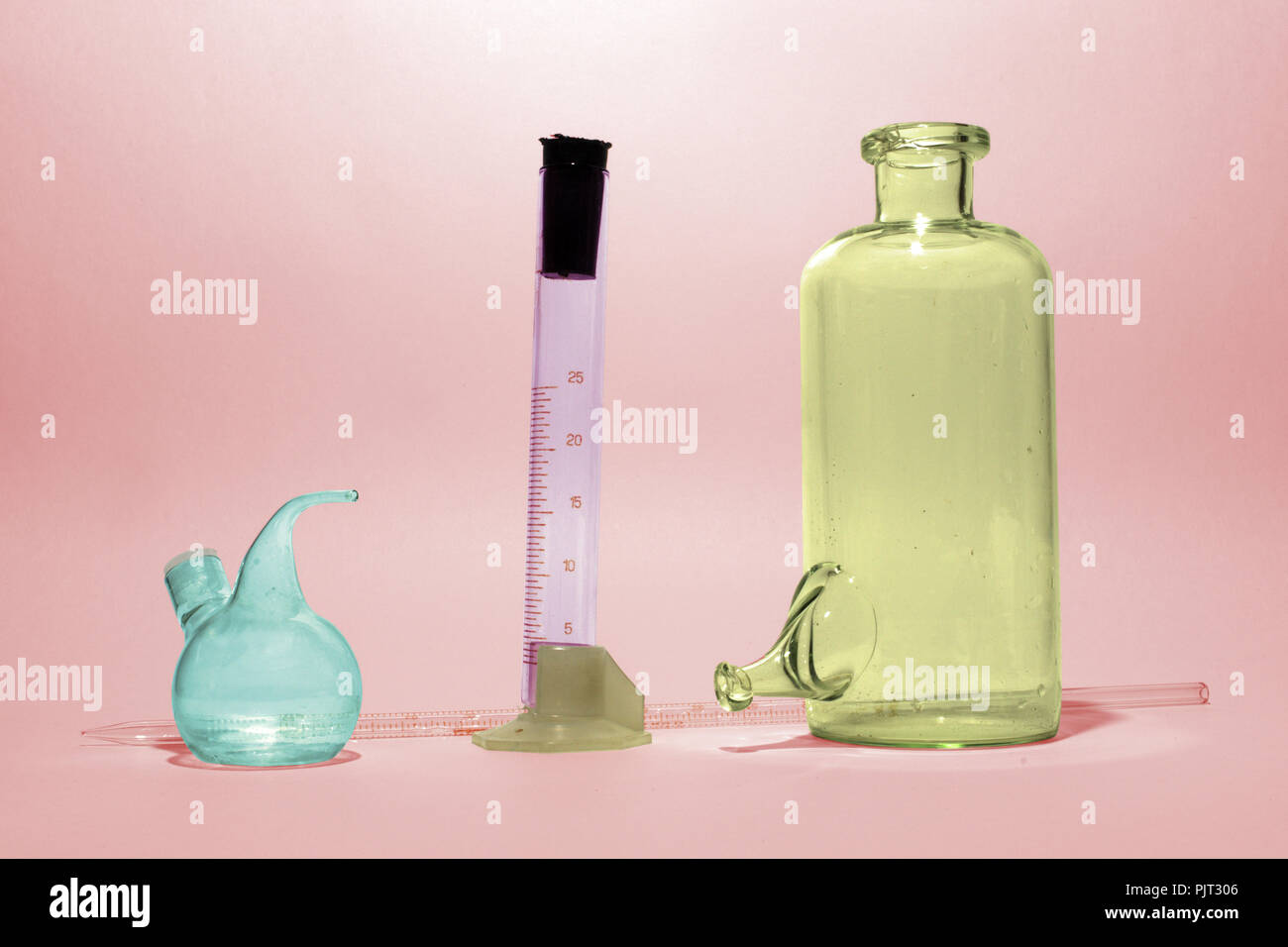 Colorés assortis verrerie de laboratoire - recherche matériel de verre de couleur sur fond rouge, with clipping path Banque D'Images