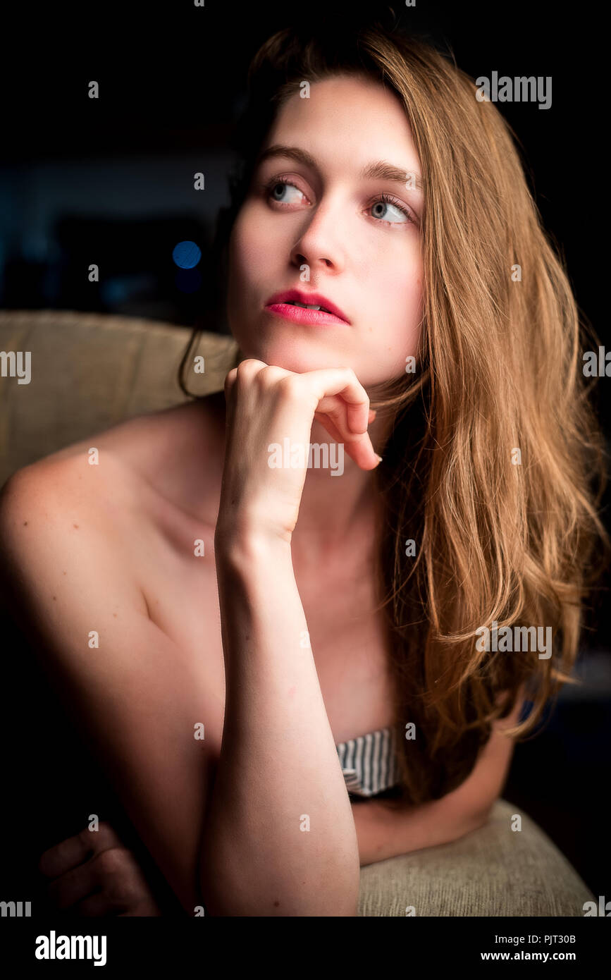 Un portrait d'une femme blonde perdu dans ses pensées Banque D'Images