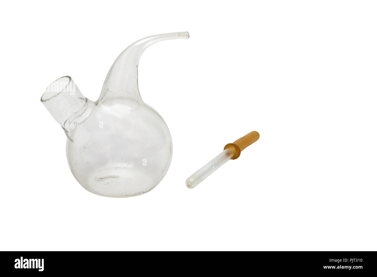 Compte-gouttes en verre brun chimiques avec tube en caoutchouc et de l'autoclave de laboratoire. isolated on white, with clipping path Banque D'Images