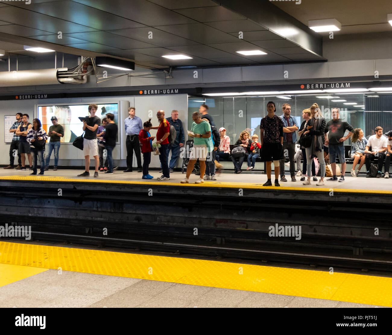 Personnes en attente d'un train à la station de métro Berri-Uqam à Montréal, Québec, Canada Banque D'Images