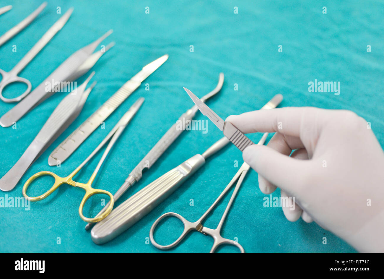 Close up hand holding surgical instruments dans la salle d'opération. Banque D'Images