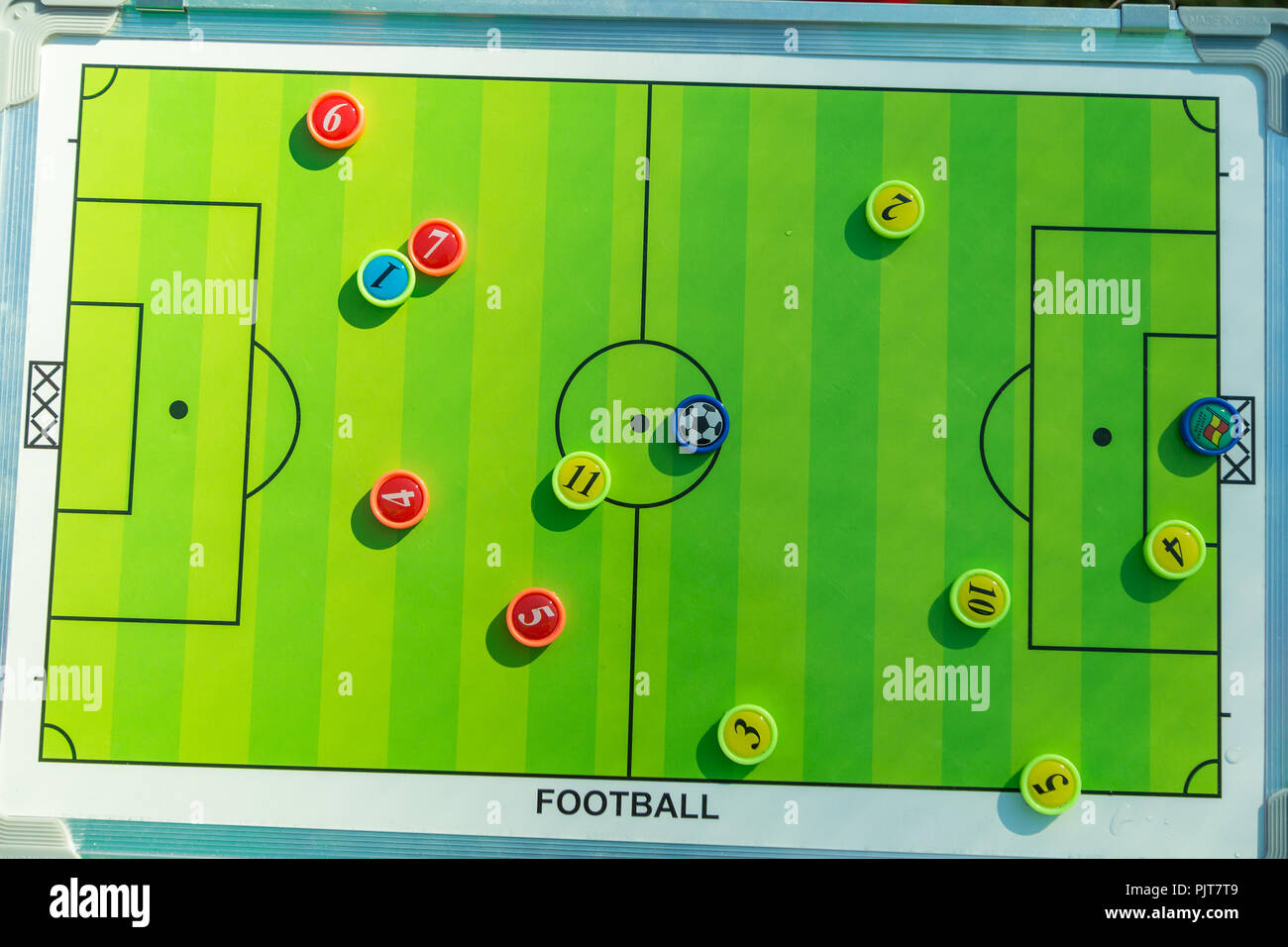 Le football ou soccer conseil de planification de la stratégie de l'aimant boutons numérotés, bon pour le football ou le thème du sport Banque D'Images