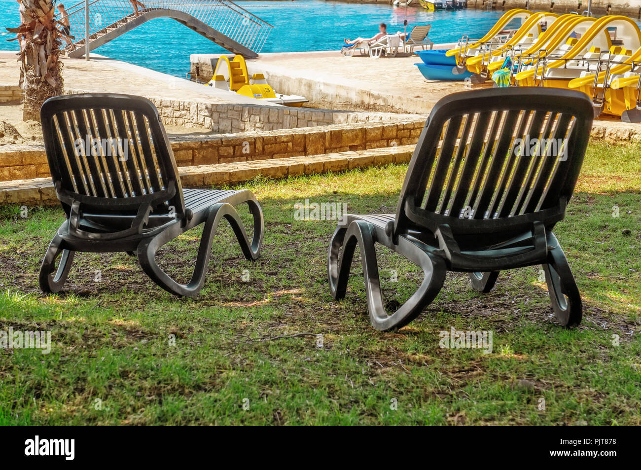 Vide noir deux transats sur une belle plage d'Europe Banque D'Images