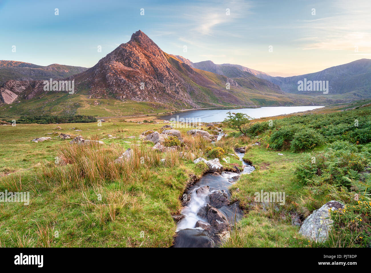 Lumière du soir sur le mont Tryfan Llyn Ogwen ci-dessus dans le parc national de Snowdonia au Pays de Galles Banque D'Images