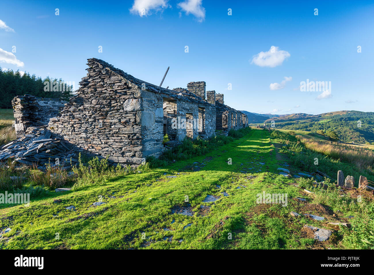 Des immeubles en ruines à la carrière de Rhos abandonnés sur le côté de Moel Siabod Mountain près de Capel Curig dans le parc national de Snowdonia au Pays de Galles Banque D'Images