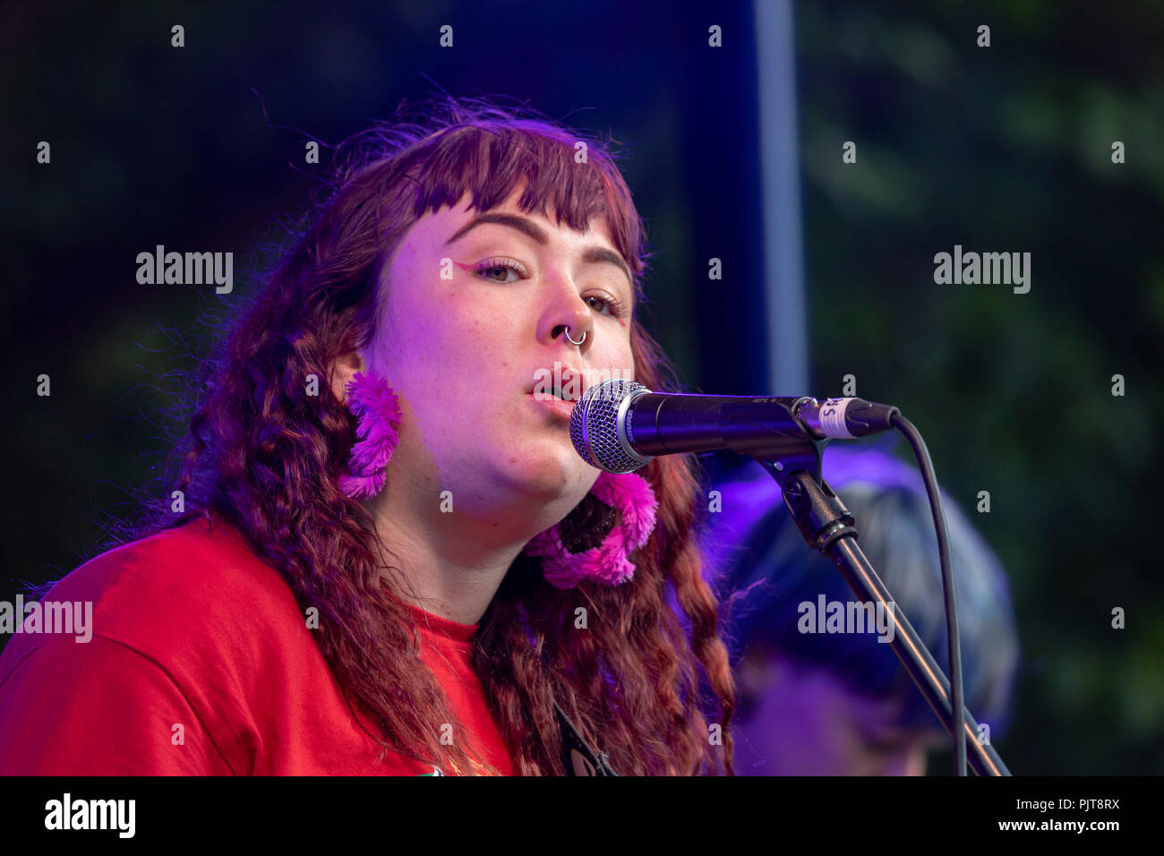 Bande de musiciens gallois Adwaith jouant au Y kiosque lors du dernier Festival jamais numéro 6 à Pormeirion, au Pays de Galles Banque D'Images