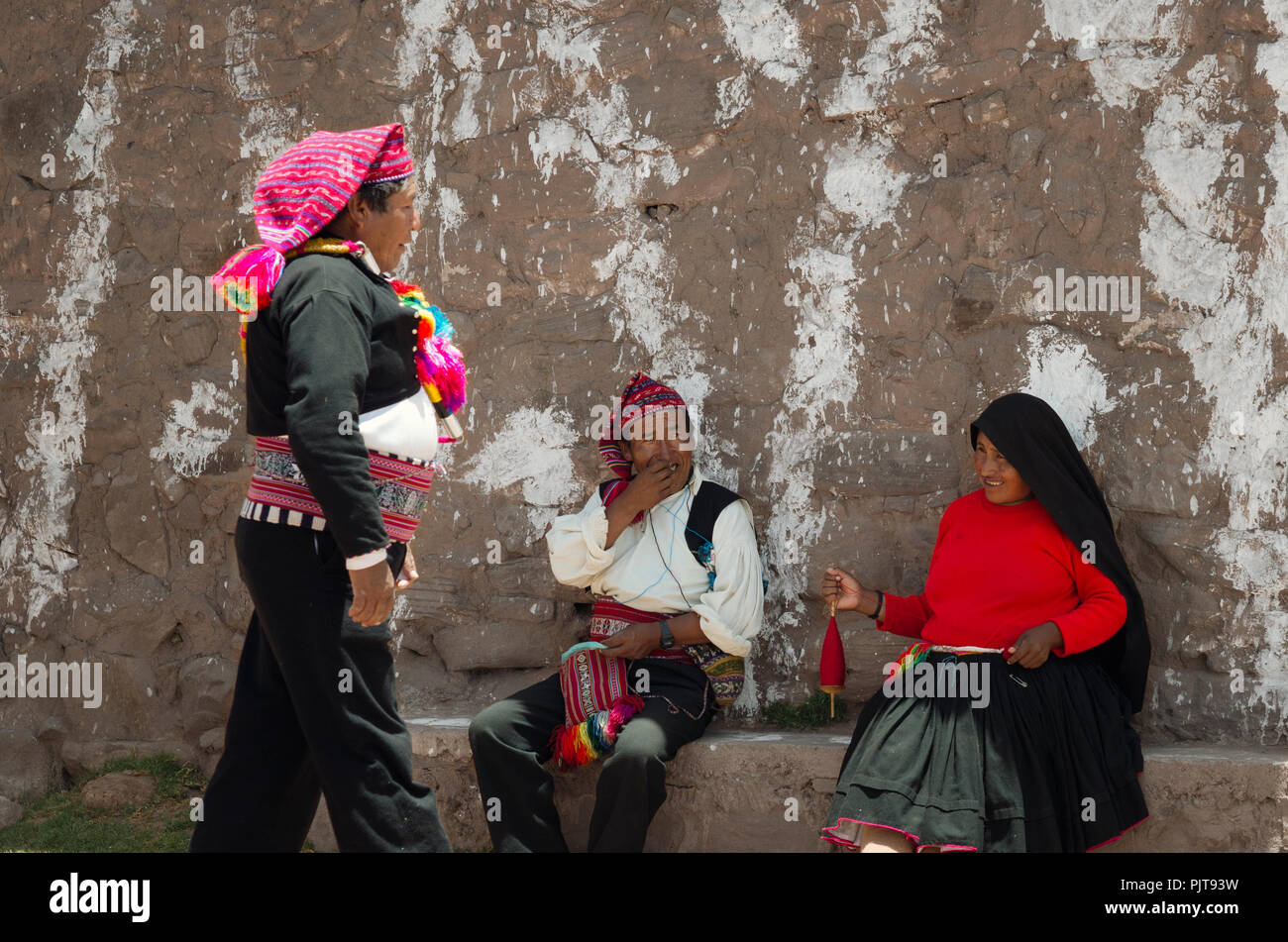 Le maire de l'île de Taquile les populations locales d'accueil. Le 17 octobre 2012 - L'île de Taquile, Pérou Banque D'Images