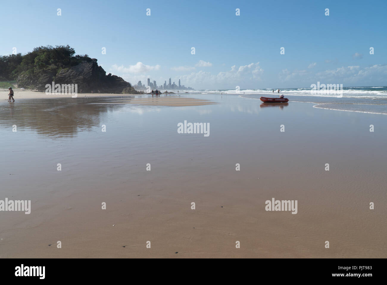 Plage de la Gold Coast en Australie, avec l'horizon de Surfers Paradise en arrière-plan Banque D'Images