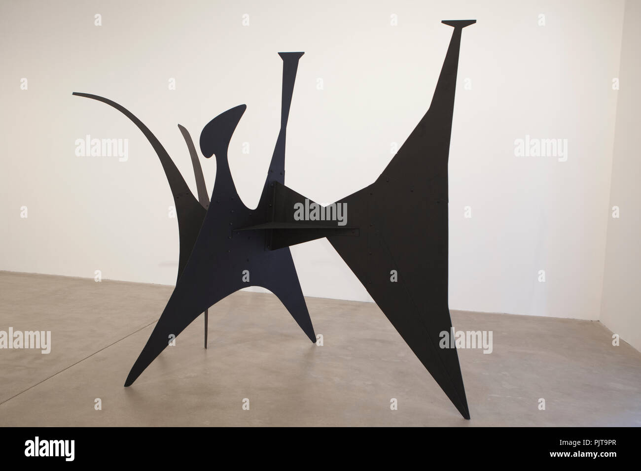 Alexander Calder 'bête noire' 1940, des feuilles de métal, boulons, et de la peinture. 103 x 163 x 78 1/2 pouces (261,6 x 414 x 199,4 cm) Banque D'Images