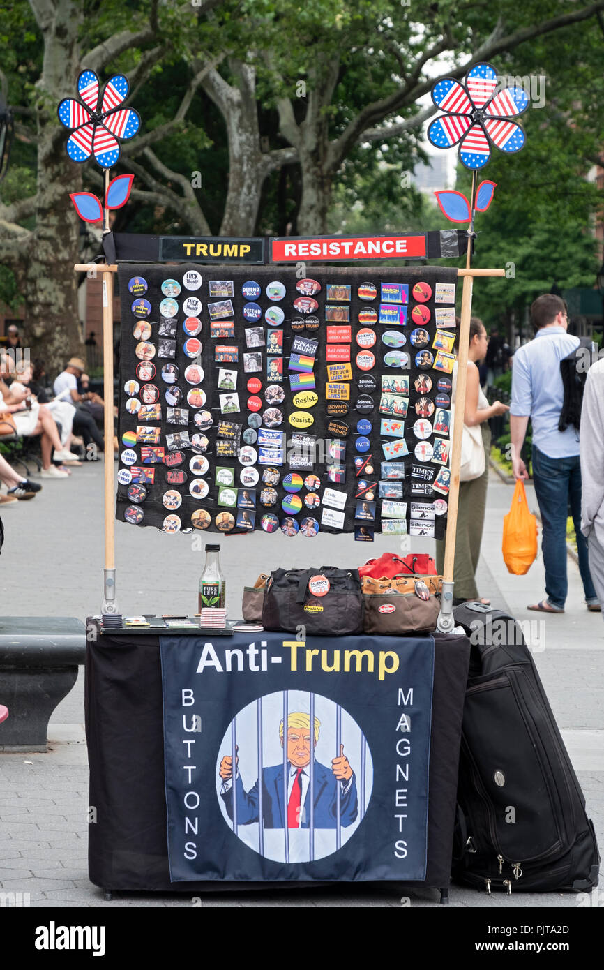 Le stand d'un vendeur à Washington Square Park à Greenwich Village vendre ant-boutons trump, aimants et les axes Banque D'Images