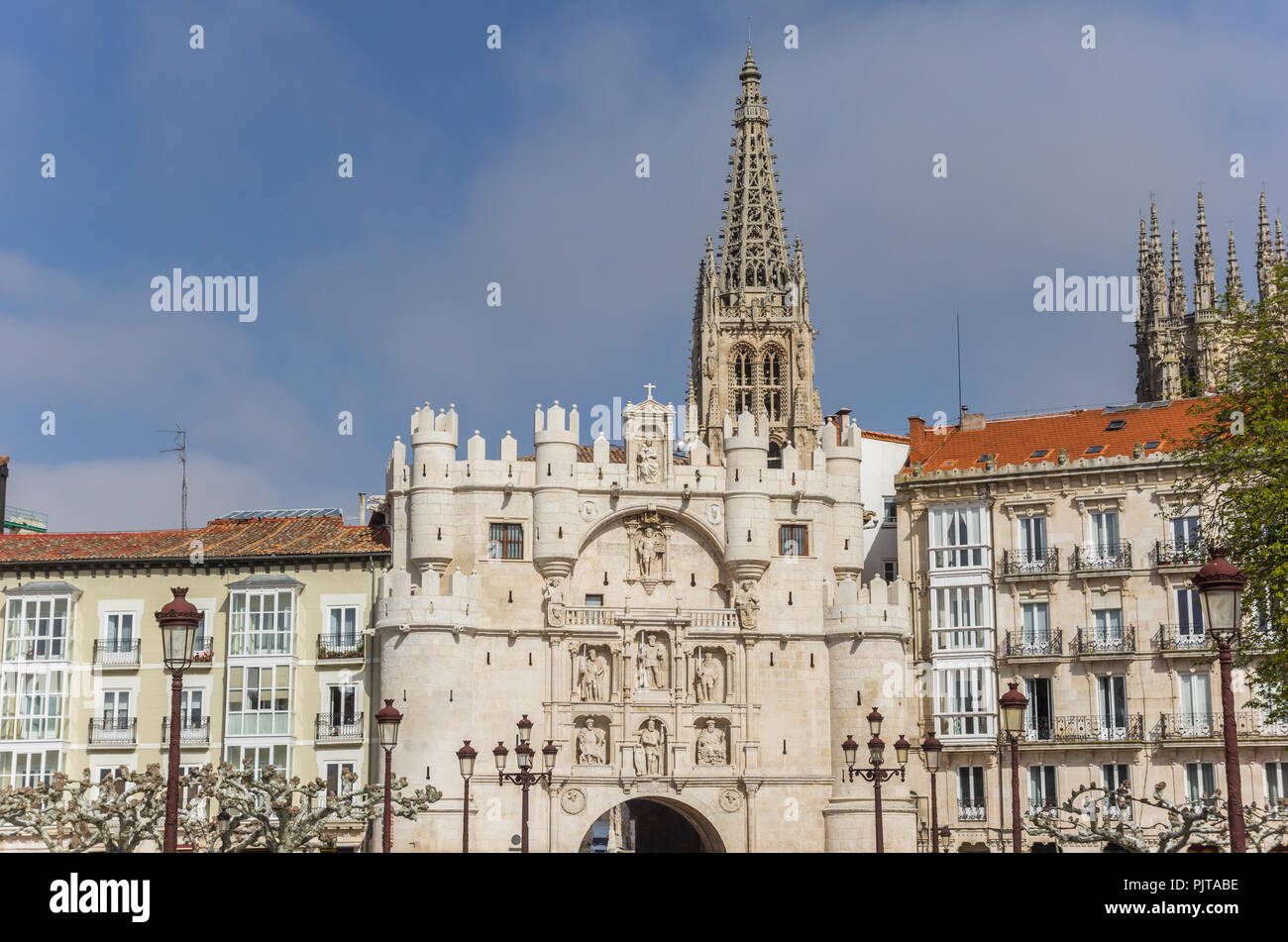 Porte de ville et tour de la cathédrale de Burgos, Espagne Banque D'Images