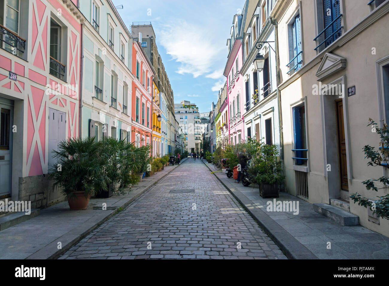 Maisons colorées de la rue Crémieux - Paris Photo Stock - Alamy