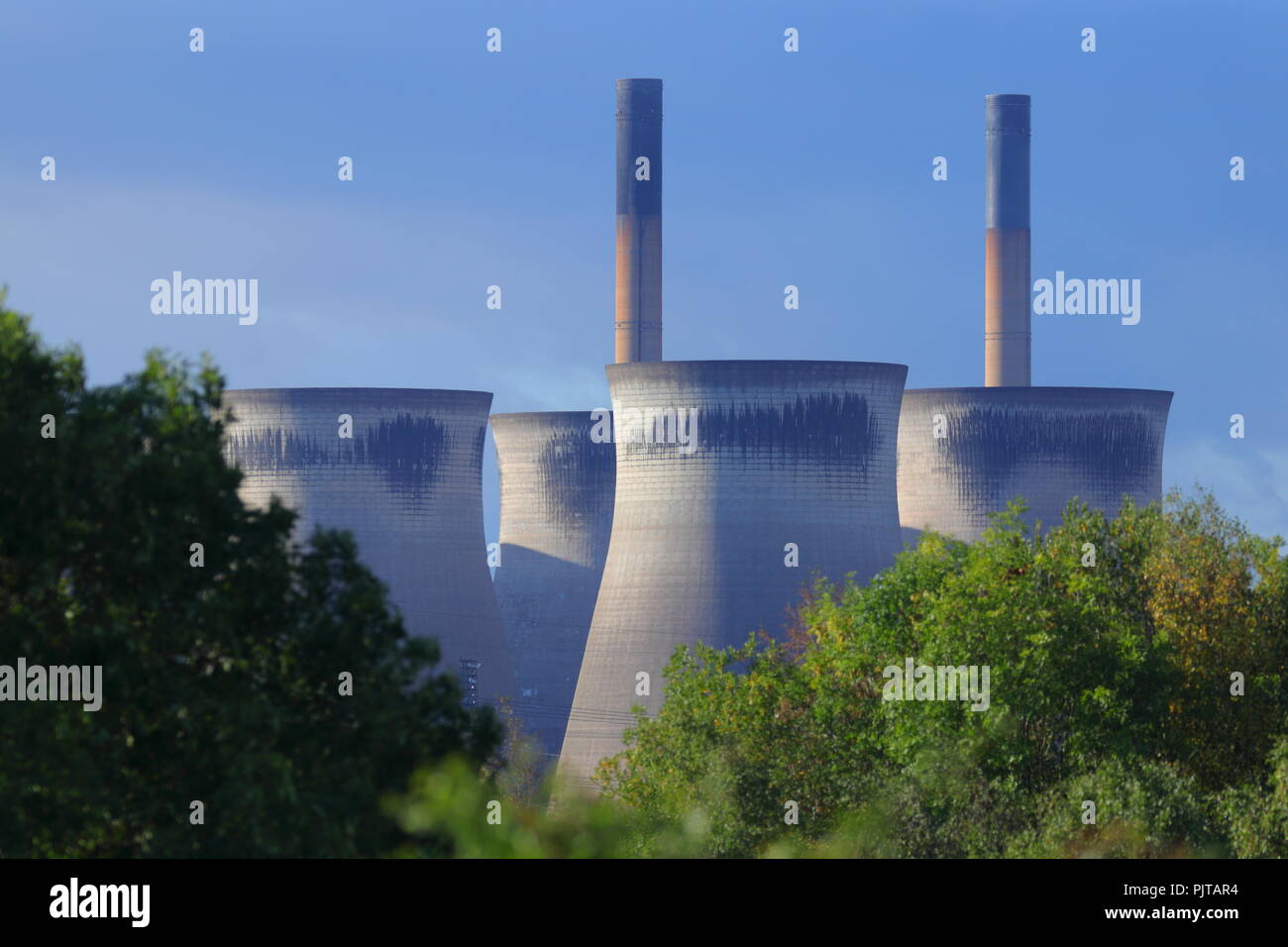 Les tours de refroidissement d'Henrichenburg Shiplift peut être vu de miles. Ici, ils sont considérés de la RSPB Fairburn Ings Nature Reserve Banque D'Images