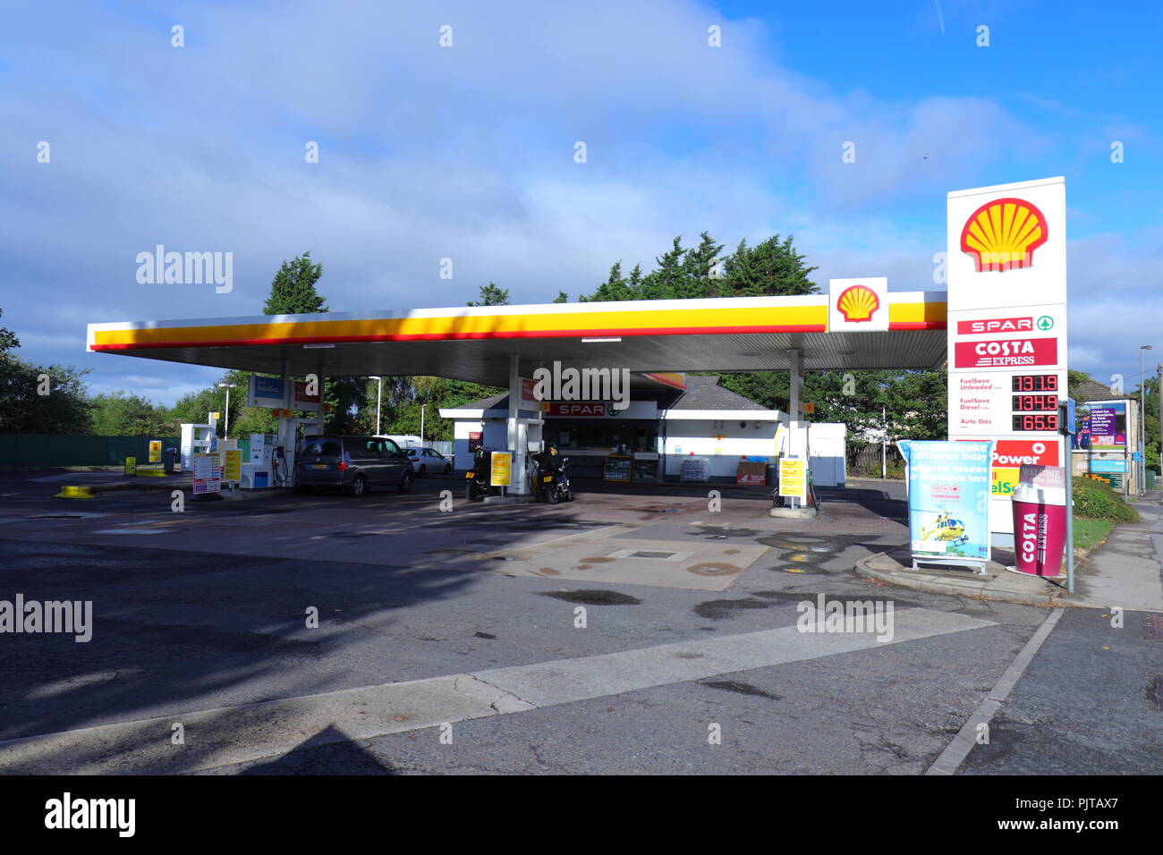 Une station de carburant Shell ,Spar dépanneur et un café Costa tout en un à Castleford (Yorkshire de l'Ouest. Banque D'Images