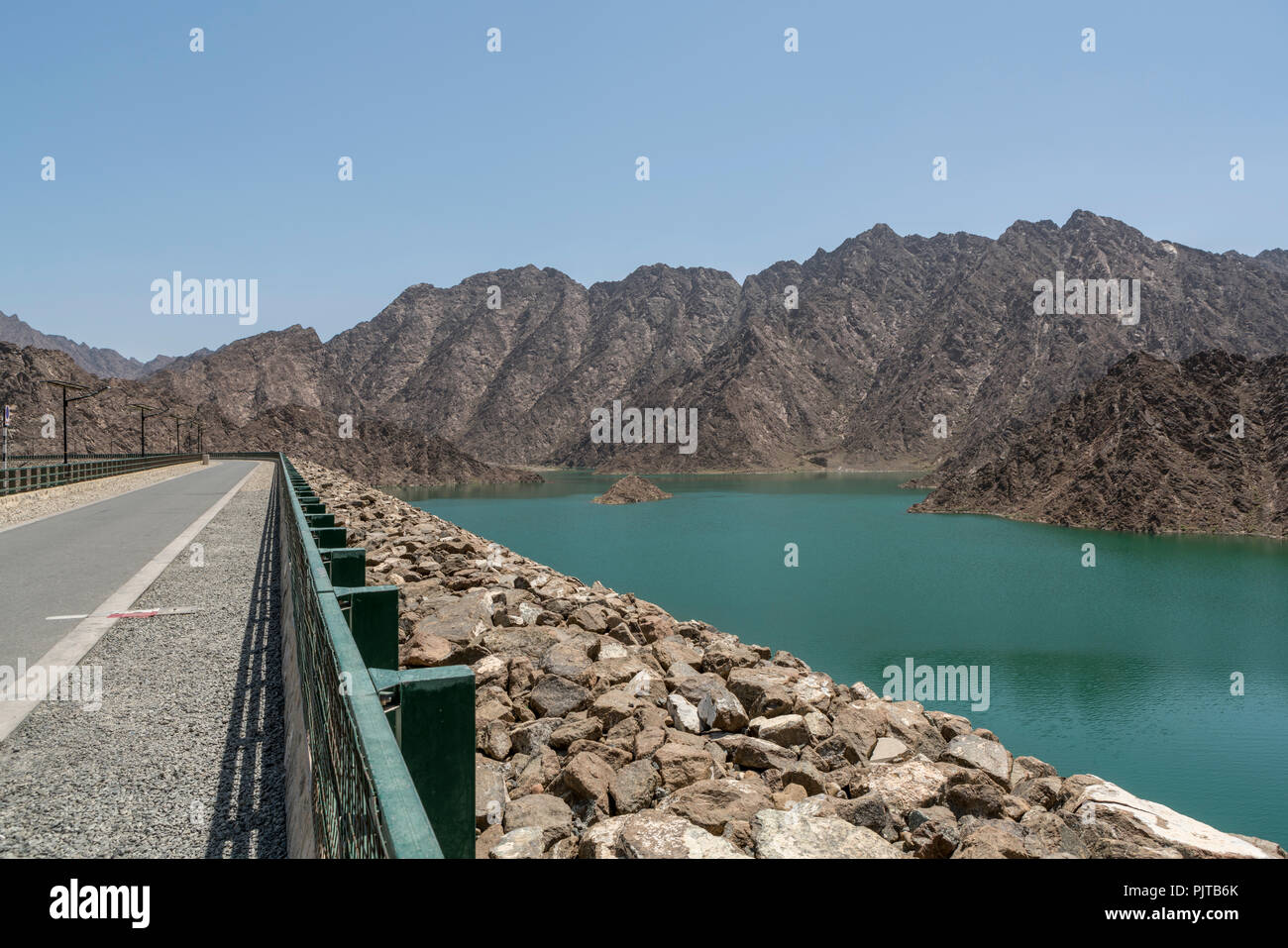 Hatta Hatta en barrage et le réservoir, une enclave de l'émirat de Dubaï dans le montagnes Hajar, Emirats Arabes Unis. Banque D'Images