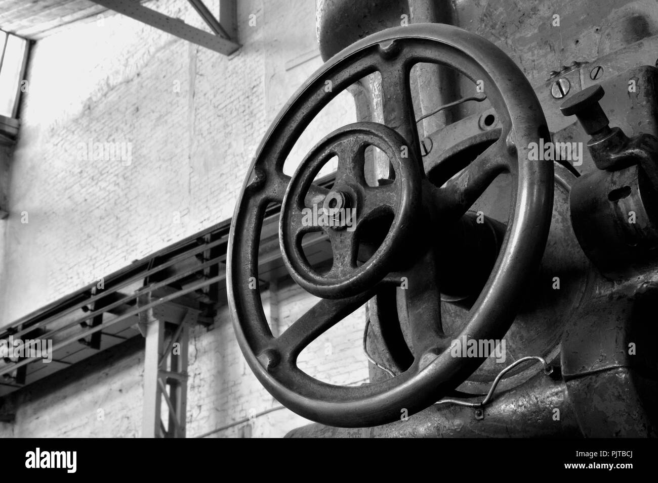 Volant d'une vieille machine dans le Musée technique de Magdeburg Banque D'Images