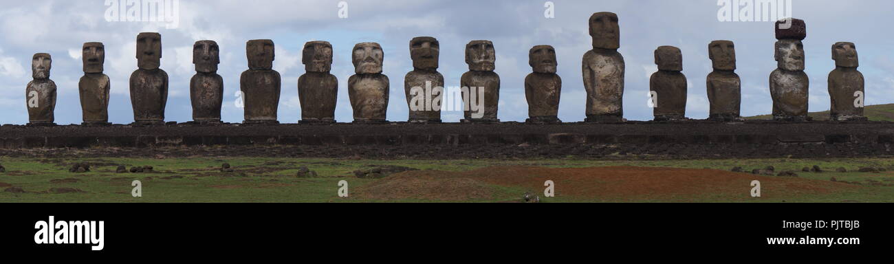 Photo panoramique de l'ahu Tongariki, l'île de Pâques pour inclure tous les 15 des chefs à ce monde célèbre site Banque D'Images