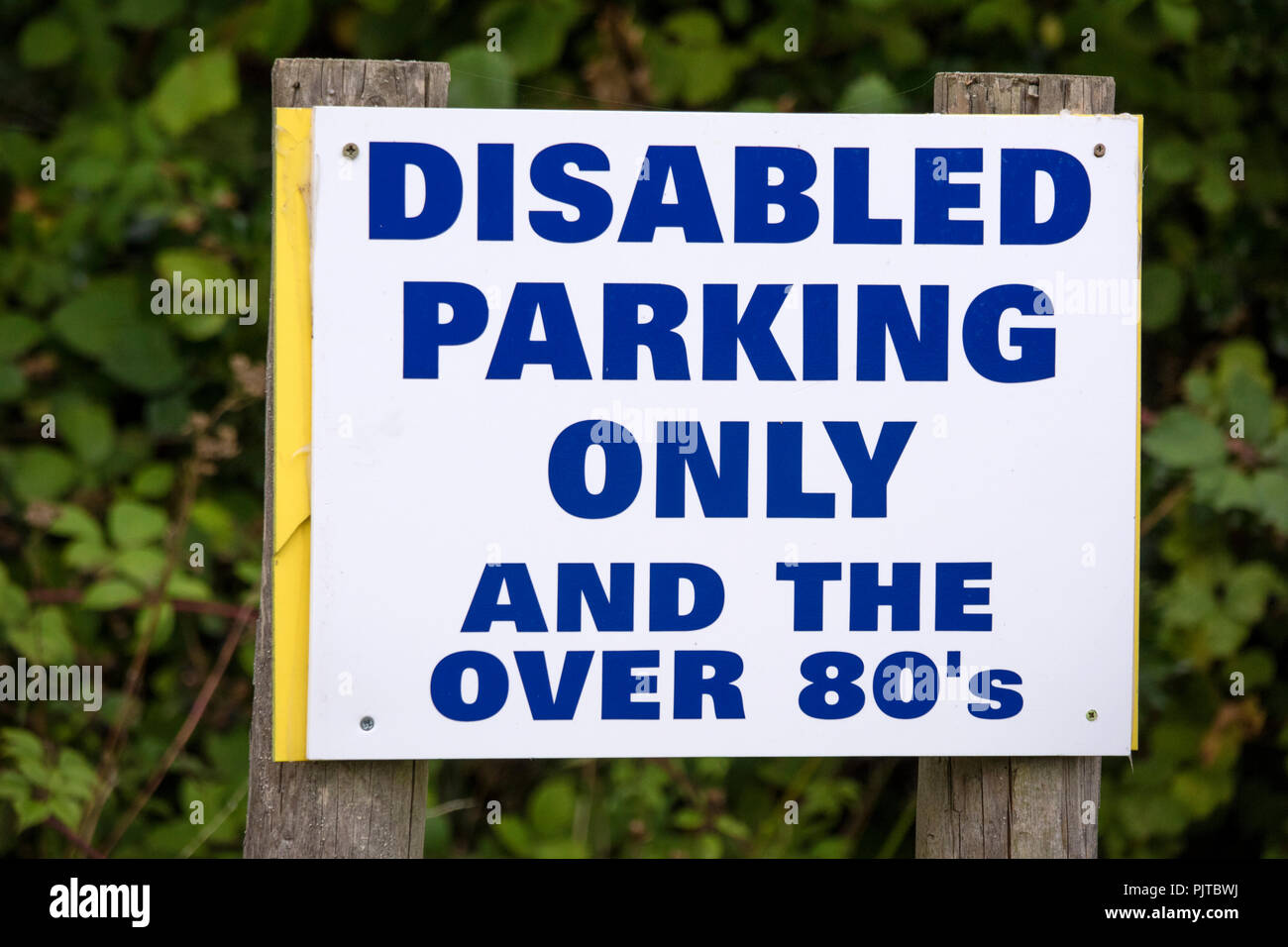 Parking réservé pour les personnes handicapées et signe plus de 80 seulement Banque D'Images