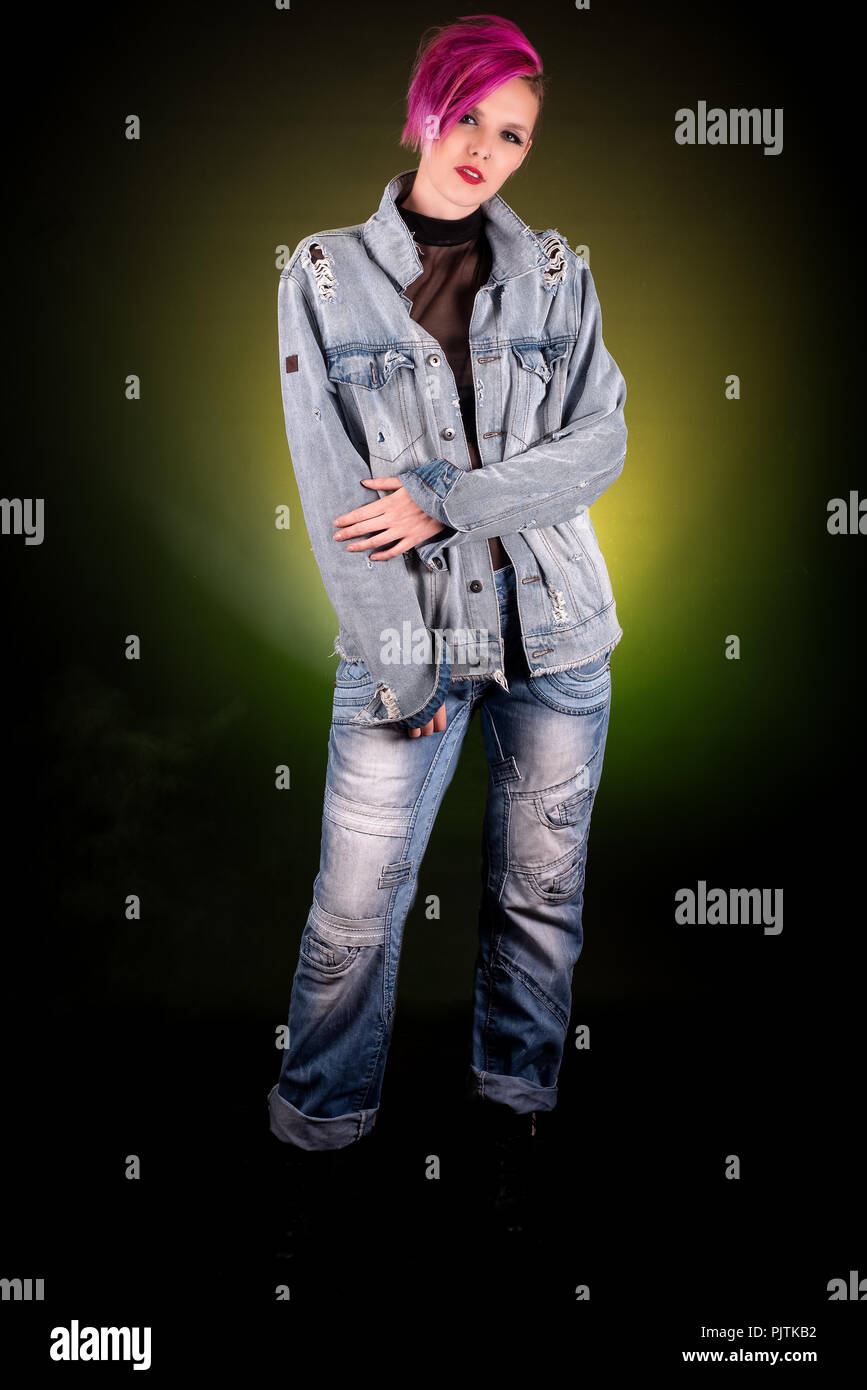 Portrait d'une jeune femme portant une veste en denim, jeans et dentelle top Banque D'Images