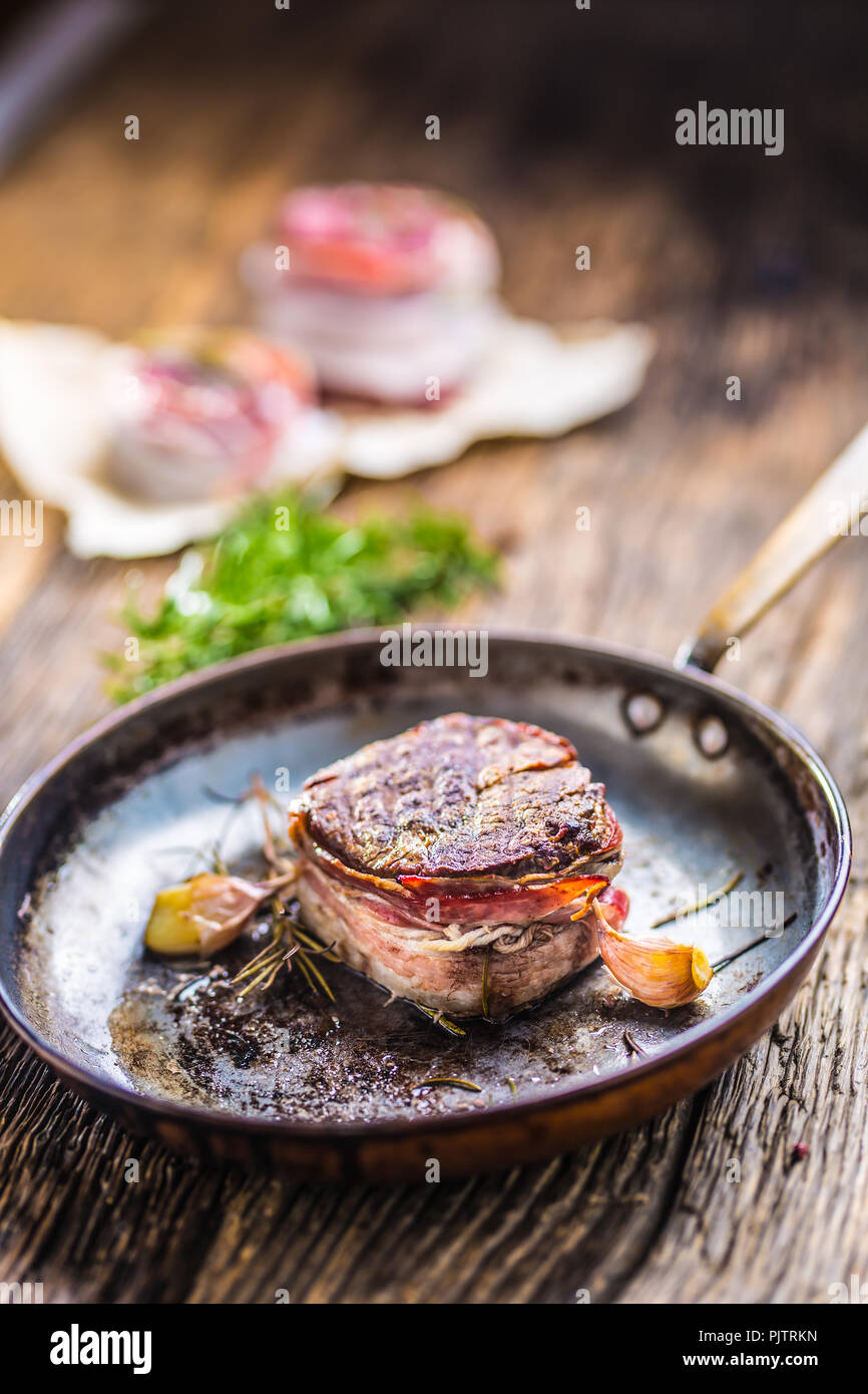 Close-up partie de filet de boeuf juteux steak recouvert de bacon. Banque D'Images