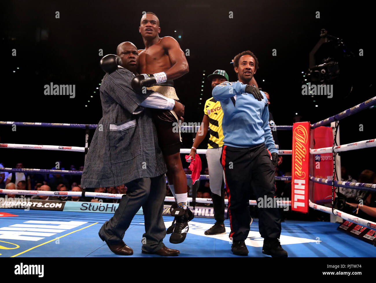 Hassan Mwakinyo célèbre battre Sam Eggington dans la deuxième série de concours leur Super-Welterweight à Arena Birmingham, Birmingham. Banque D'Images
