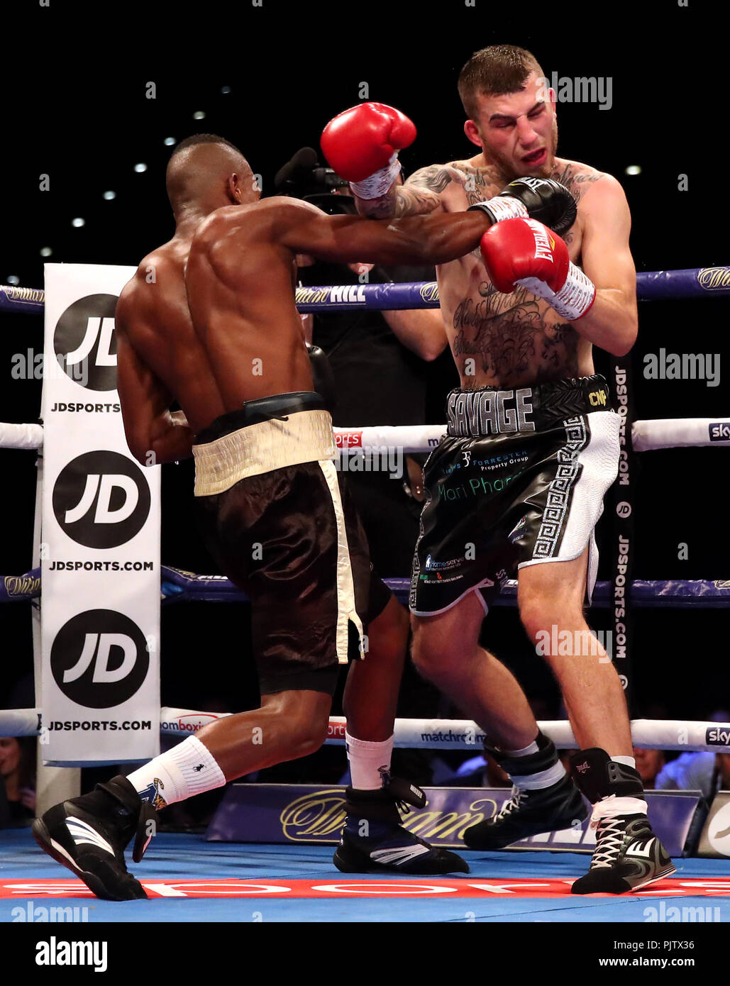 Hassan Mwakinyo (à gauche) en action contre Sam Eggington pendant leur Super-Welterweight au concours Arena Birmingham, Birmingham. Banque D'Images