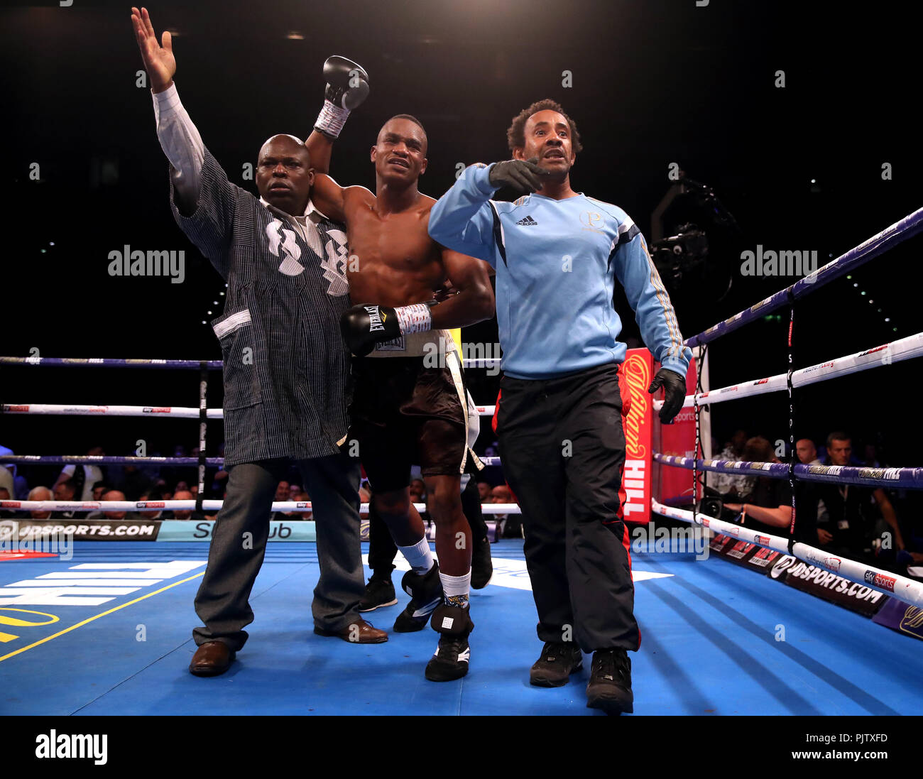 Hassan Mwakinyo célèbre battre Sam Eggington dans la deuxième série de concours leur Super-Welterweight à Arena Birmingham, Birmingham. Banque D'Images