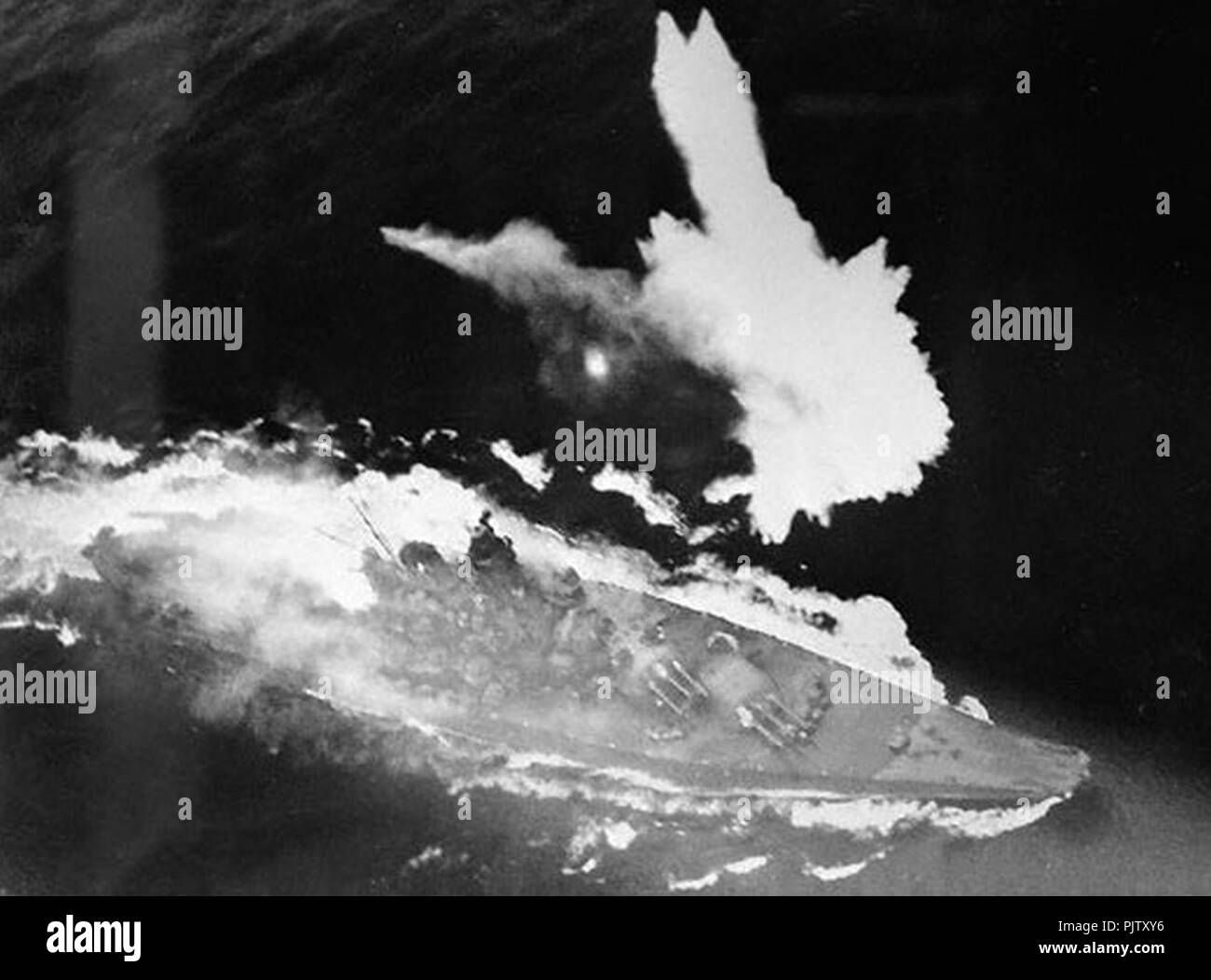 Battleship Yamato en vertu de l'attaque de l'air avril 1945. Banque D'Images
