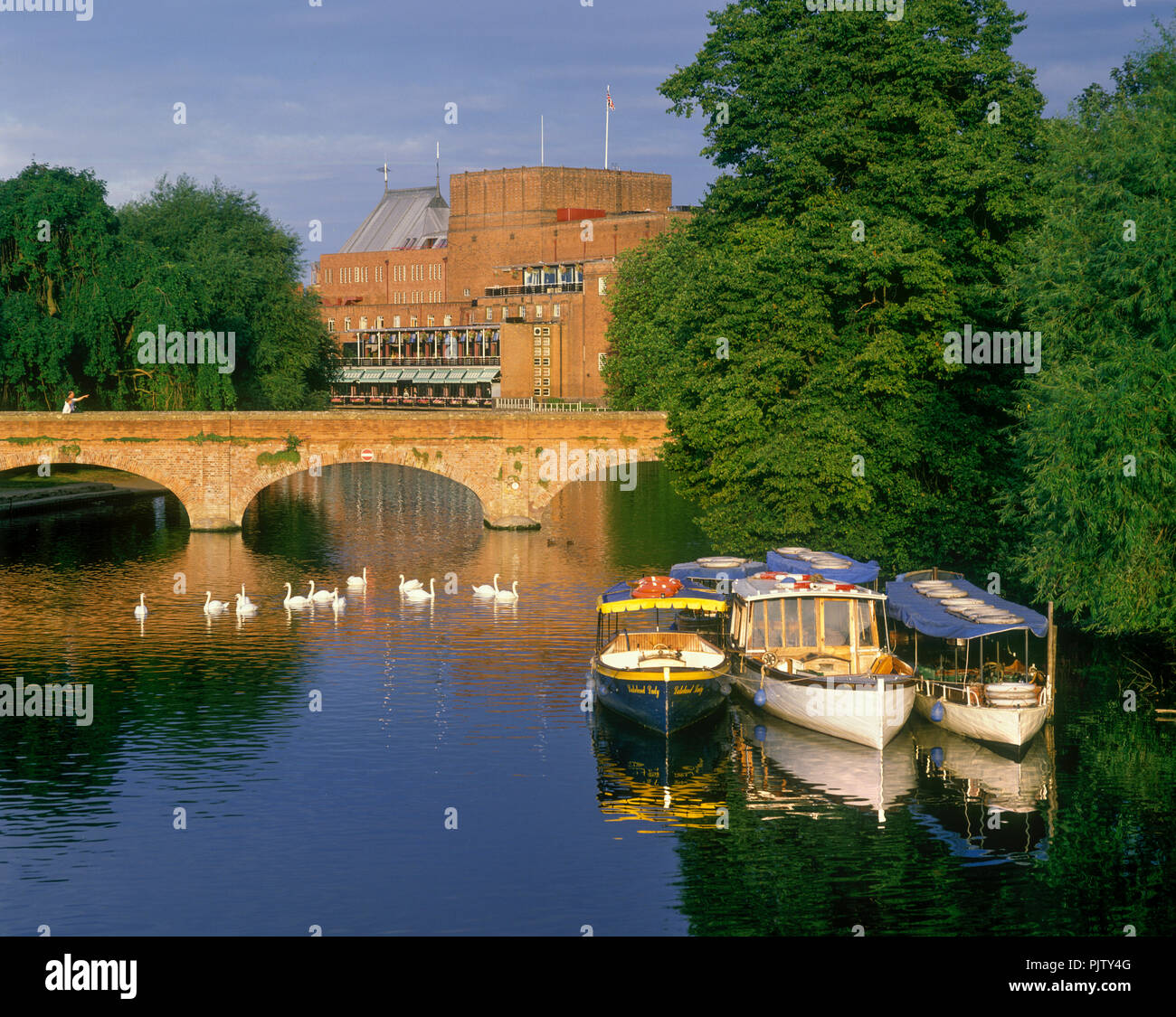 Des bateaux touristiques PONT TRAMWAY Royal Shakespeare Theatre de Stratford-upon-Avon ENGLAND UK Banque D'Images