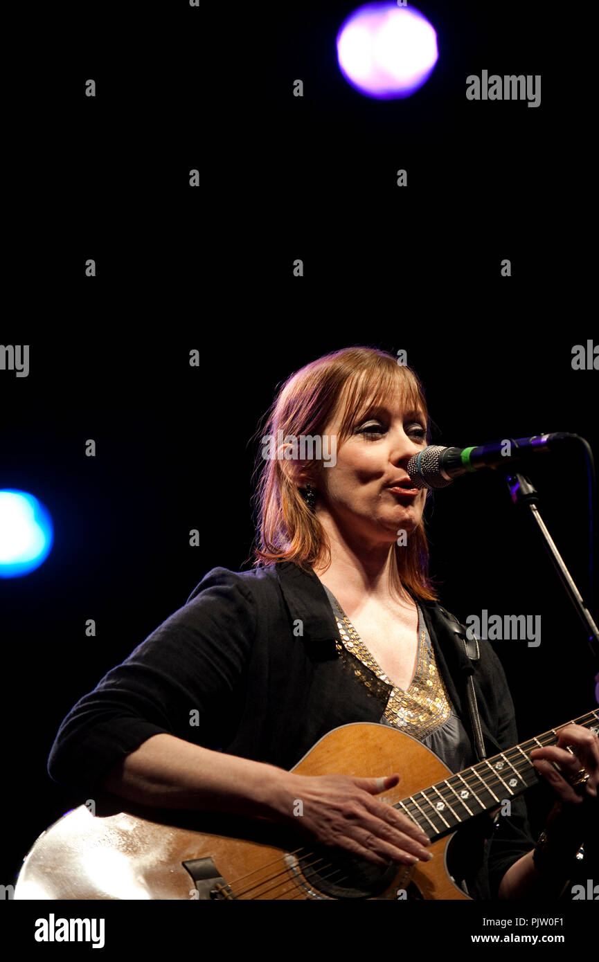 Suzanne Vega en concert l'Openluchttheater Rivierenhof, Anvers (Belgique, 14/07/2009) Banque D'Images