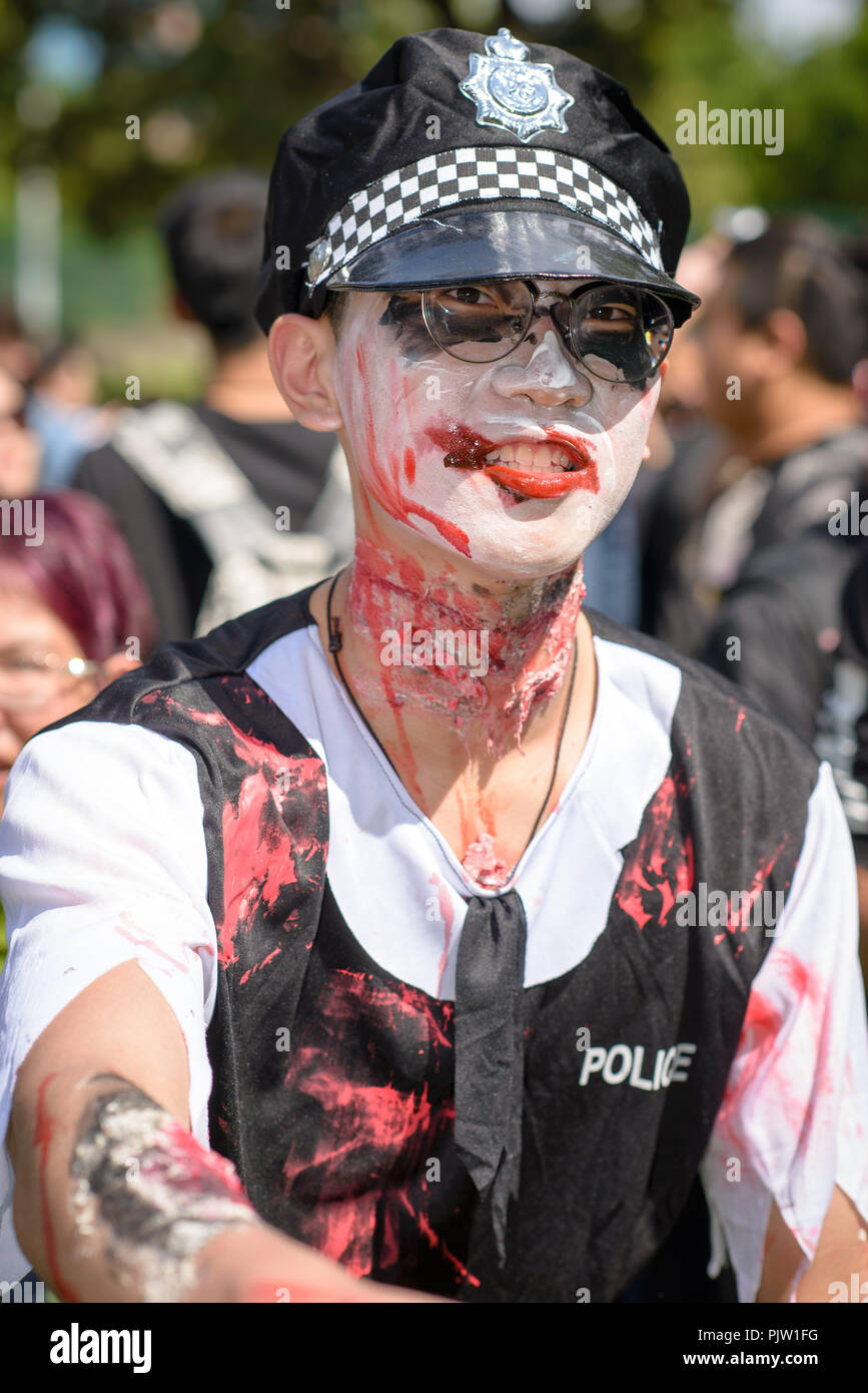 Les participants déguisés en zombies posent au cours de la Zombie Walk de Sydney le 29 octobre 2016 à Sydney, Australie. Des centaines de personnes se sont rassemblées aujourd'hui déguisés en zombies pour la 6e édition de la Zombie Walk de Sydney à l'appui de la Fondation 'Cerveau'. Banque D'Images