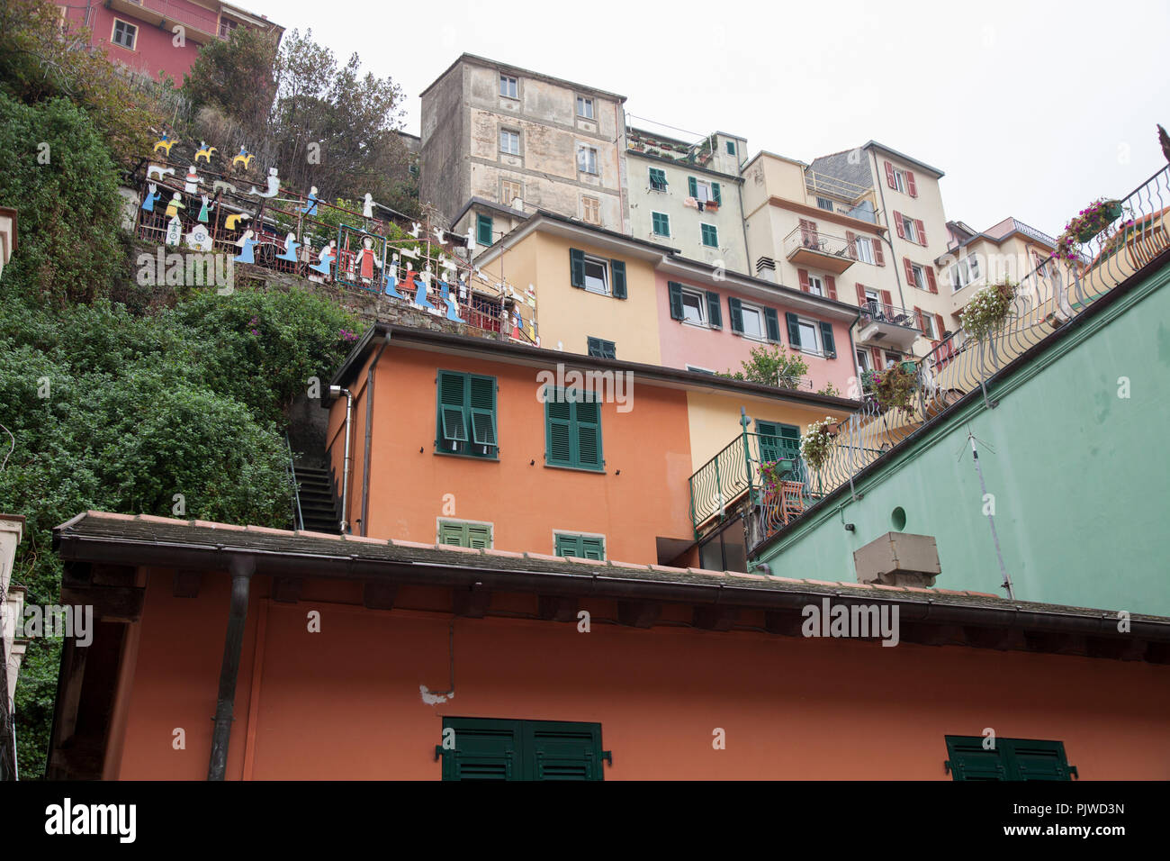 Les bâtiments colorés à Manarola, Italie sont construites le long des falaises de la Cinque Terre Banque D'Images