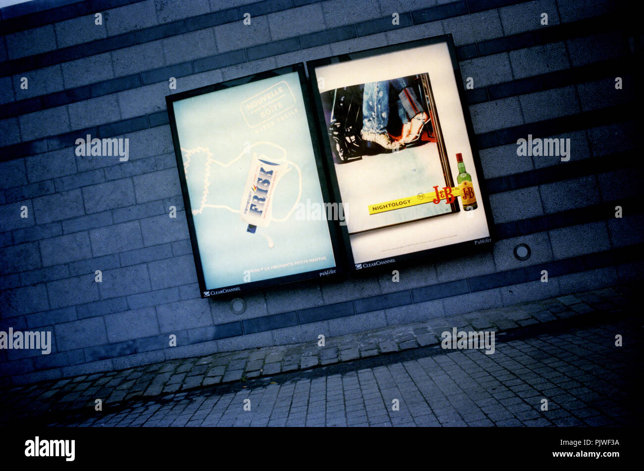 Frisk et J&B allumé à l'intérieur de l'affiches publicitaires la gare centrale de Bruxelles (Belgique, 15/11/2004) Banque D'Images