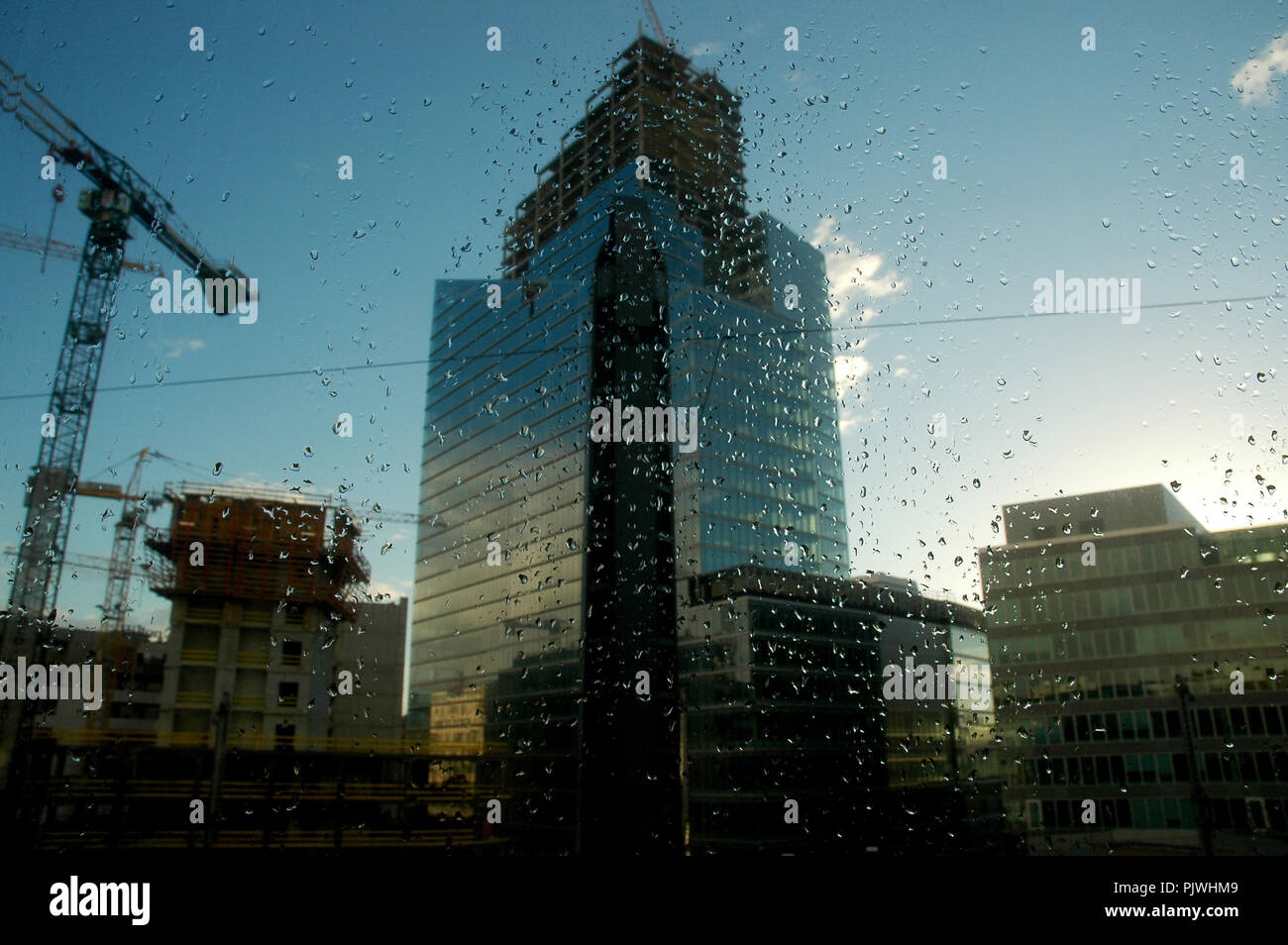Gouttes de pluie sur une fenêtre avec la construction de la Tour Dexia à l'arrière-plan, Bruxelles (Belgique, 25/08/2005) Banque D'Images