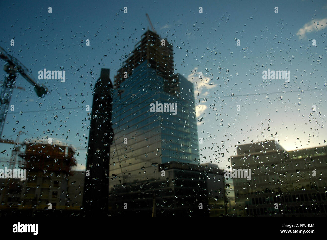 Gouttes de pluie sur une fenêtre avec la construction de la Tour Dexia à l'arrière-plan, Bruxelles (Belgique, 25/08/2005) Banque D'Images