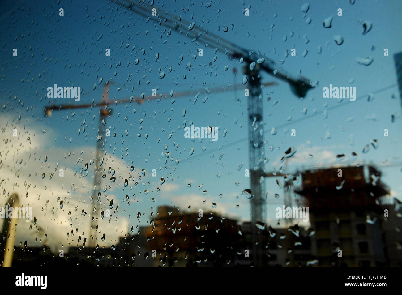 Gouttes de pluie sur une fenêtre avec la construction de la Tour Dexia à l'arrière-plan, Bruxelles (Belgique, 25/08/2005) Banque D'Images