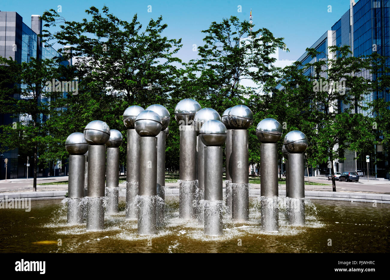 La fontaine de Pol Bury, sur le Boulevard du Roi Albert II à Saint-Josse-Ten-Noode, Bruxelles (Belgique, 01/05/2011) Banque D'Images