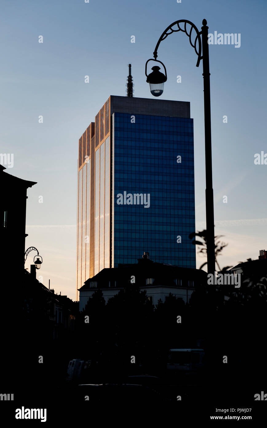 La nouvelle tour des Finances à Bruxelles au coucher du soleil (Belgique, 22/09/2010) Banque D'Images