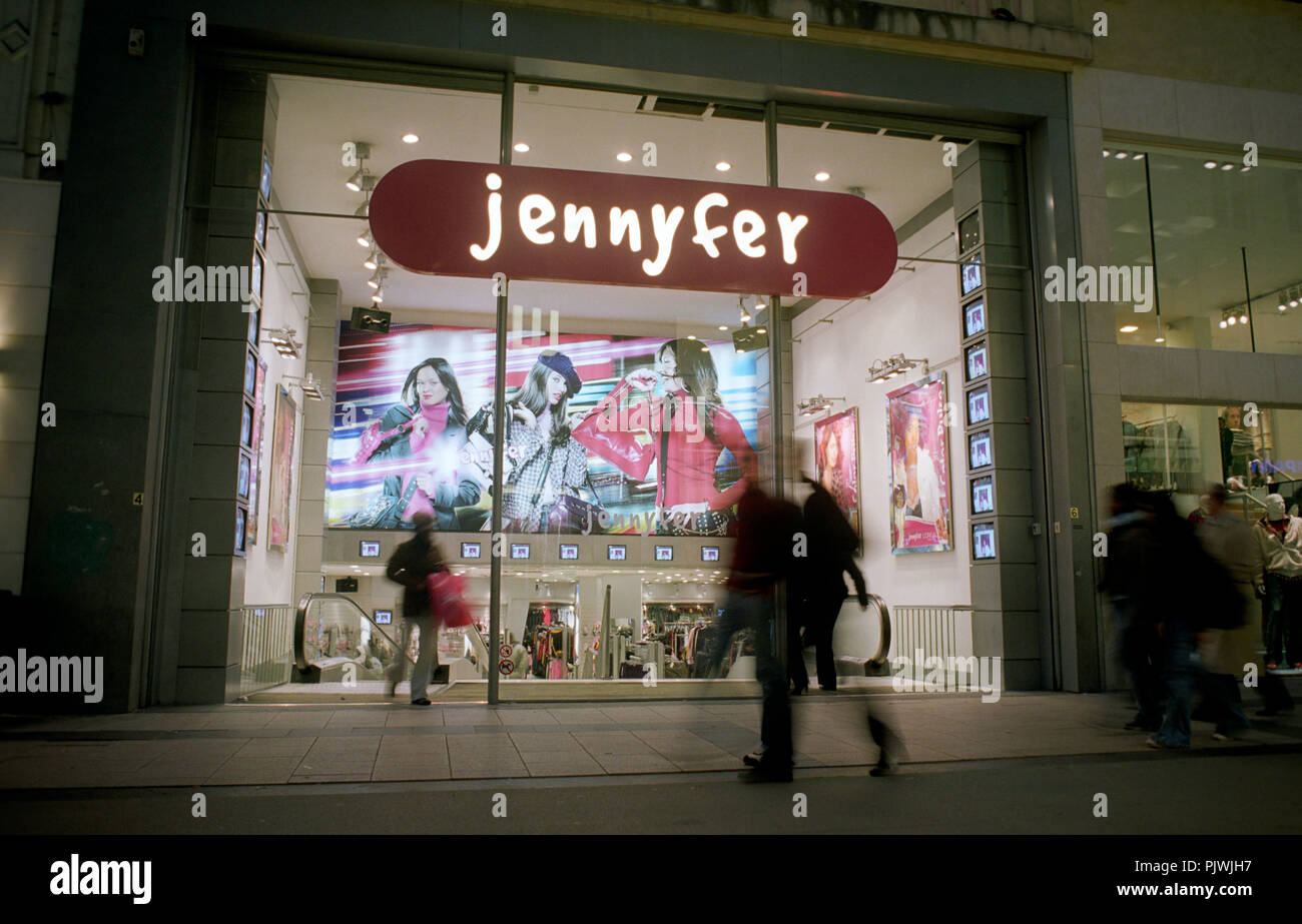 Vitrine du magasin de vêtements Jennyfer dans la rue Neuve, à Bruxelles  (Belgique, 15/11/2004 Photo Stock - Alamy