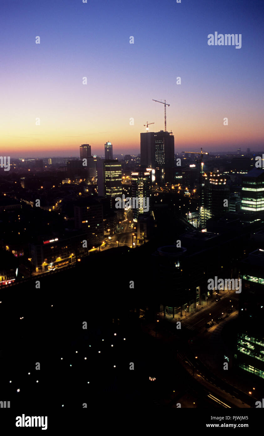 Vue panoramique sur Bruxelles au coucher du soleil depuis le toit de la tour Belgacom (Belgique, 14/01/2006) Banque D'Images