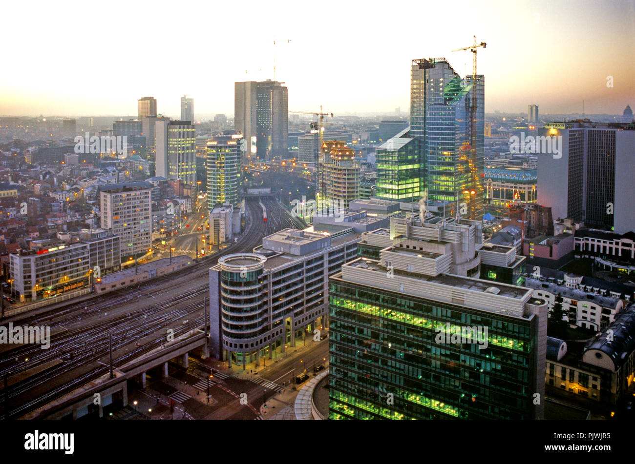 Vue panoramique sur Bruxelles au coucher du soleil depuis le toit de la tour Belgacom (Belgique, 14/01/2006) Banque D'Images