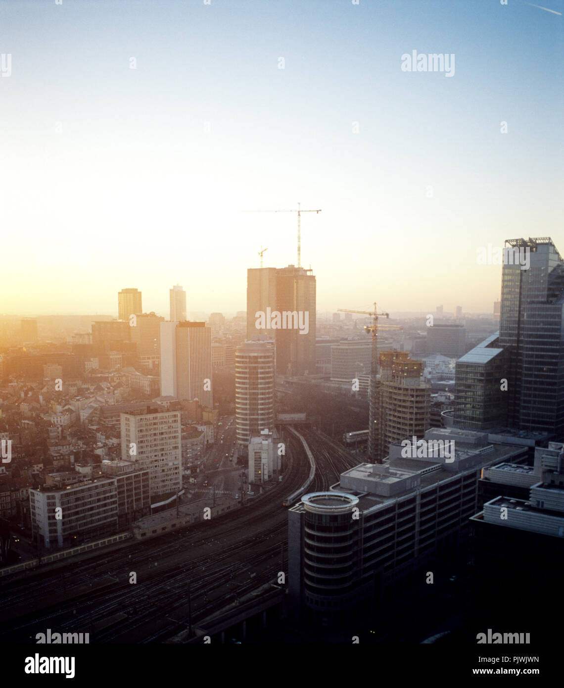 Vue panoramique sur Bruxelles au coucher du soleil depuis le toit de la tour Belgacom (Belgique, 14/01/2006) Banque D'Images