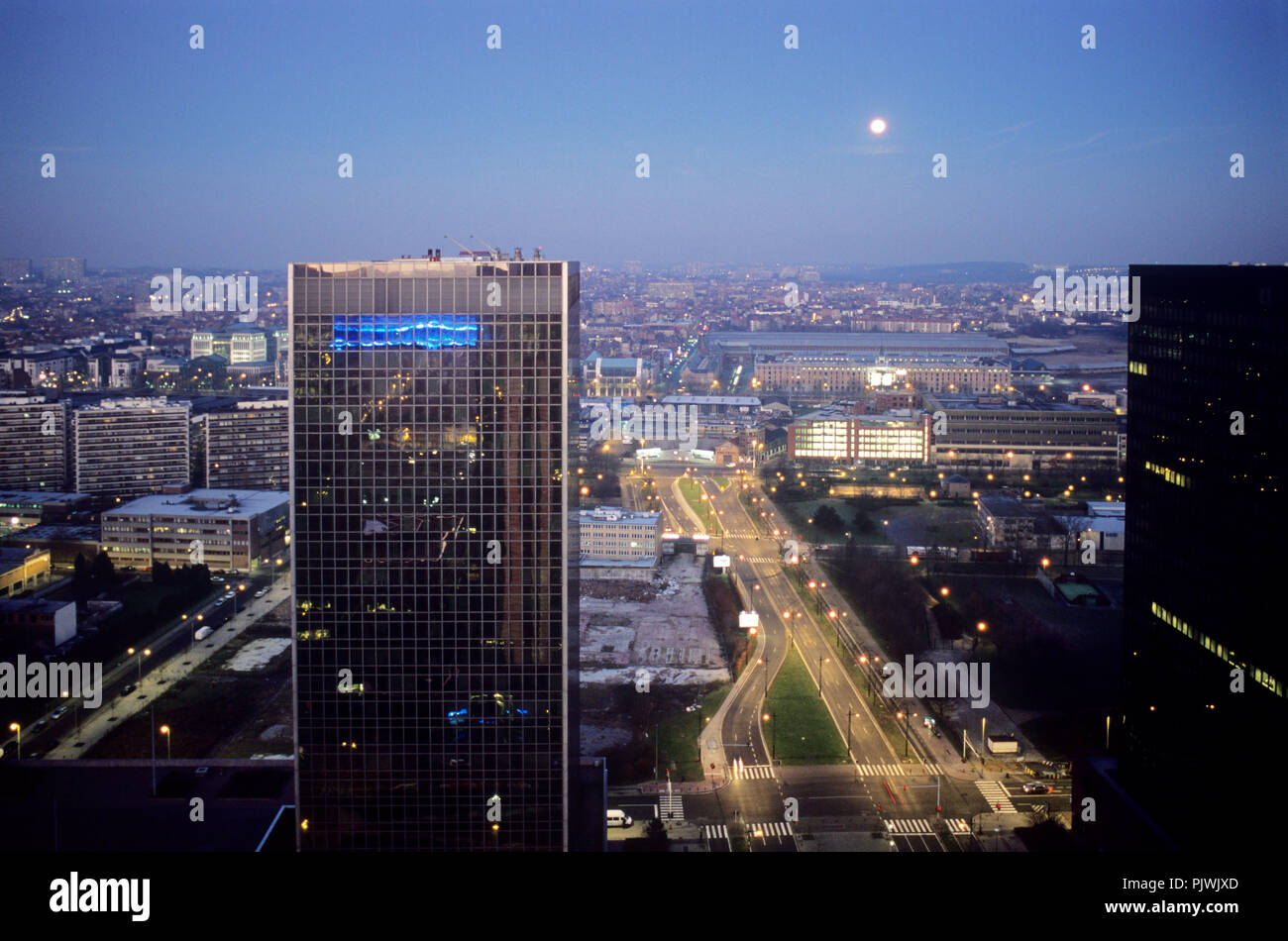 Vue panoramique sur celle de Bruxelles-Nord au coucher du soleil depuis le toit de la tour Belgacom (Belgique, 14/01/2006) Banque D'Images