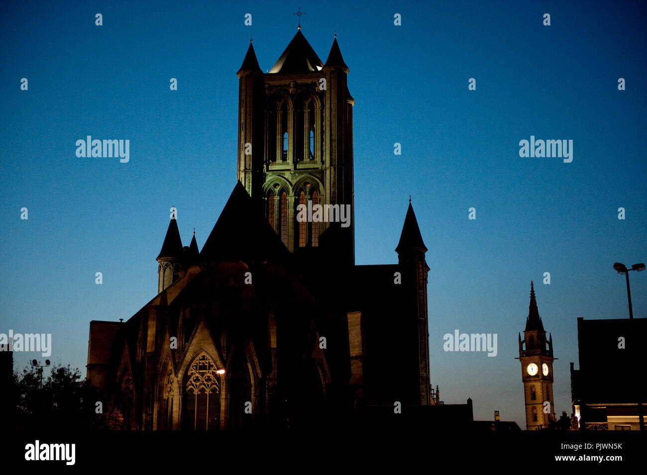 L'église St Nicolas sur la place Emile Braun au coucher du soleil à Gand (Belgique, 29/10/2008) Banque D'Images